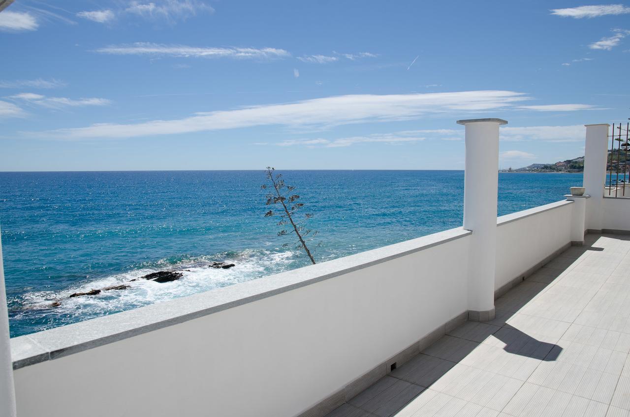 Seaside Holiday Apartment - Unique Location Cipressa Exterior photo